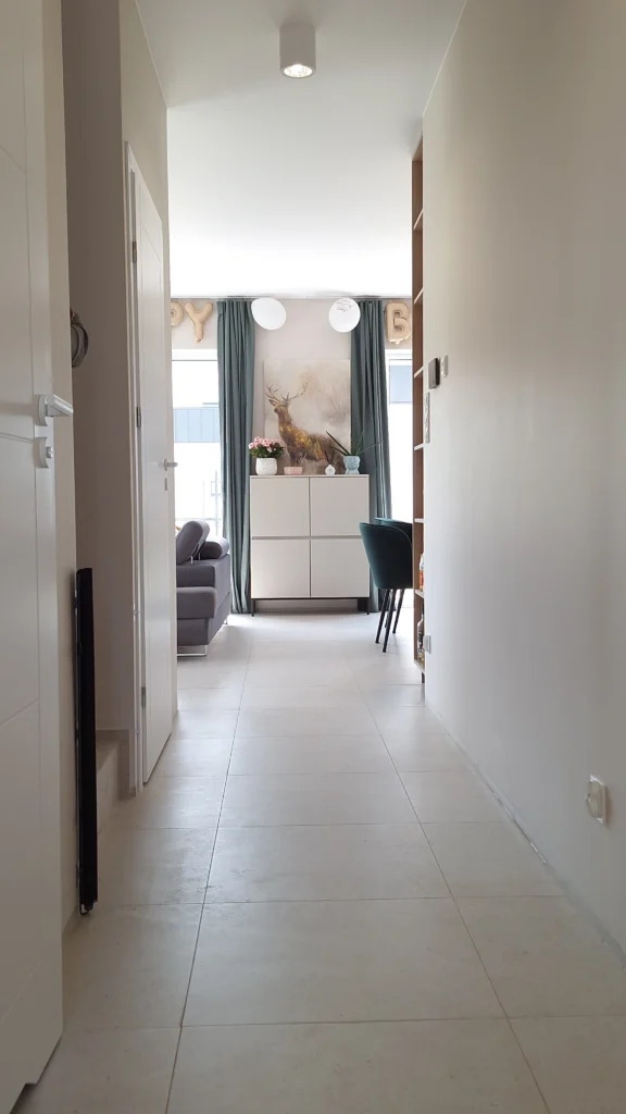Przestronny salon po remoncie w Gdańsku