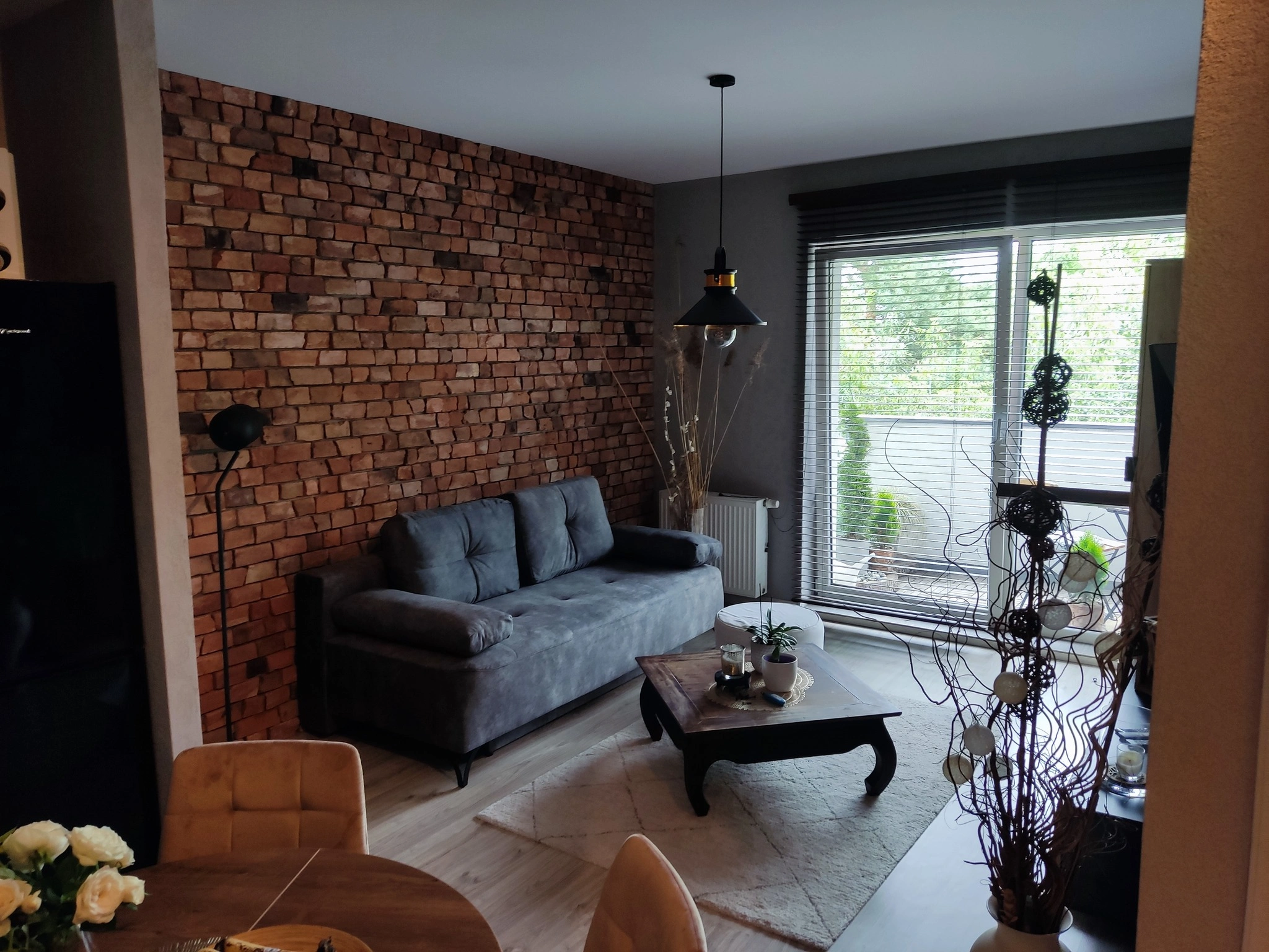 Nowoczesny salon z sufitem podwieszanym i listwami LED - remonty Trójmiasto