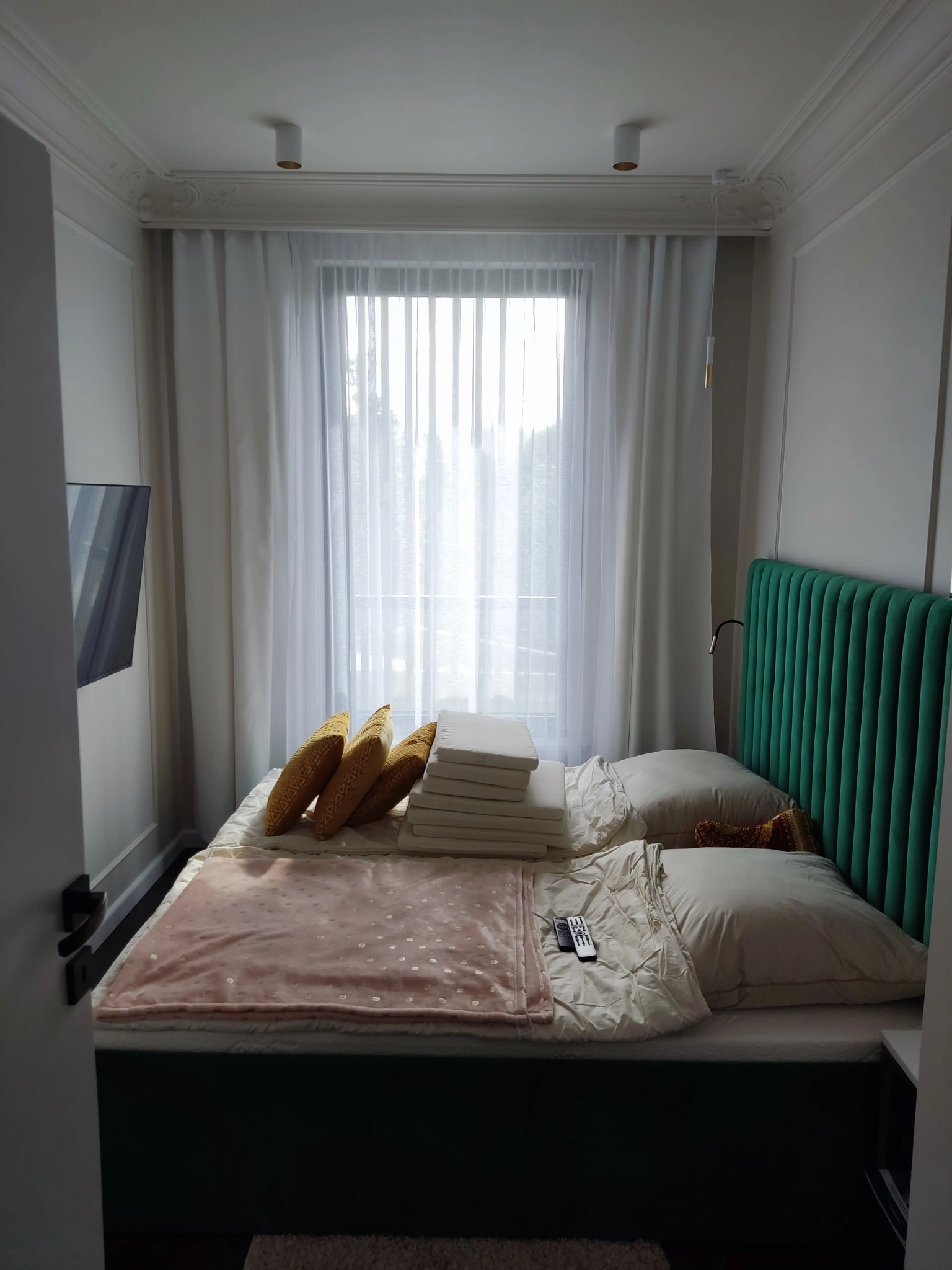 Wykończenie sypialni pod klucz Gdańsk - układanie deski trójwarstwowej